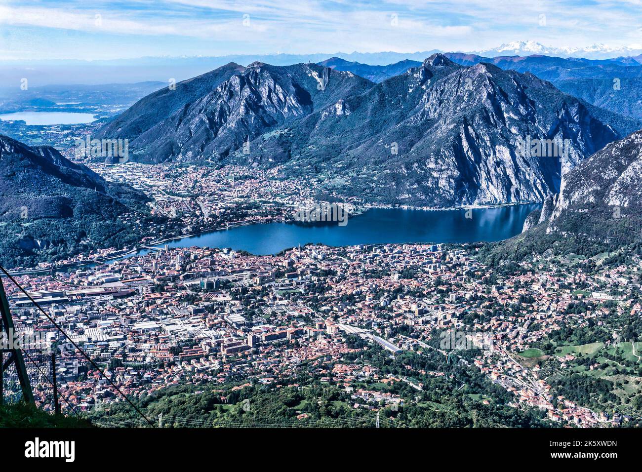 Una vista panoramica di Lecco, sul Lago di Como. Visto da piani D’erna 1375m sopra il livello del mare. Foto Stock