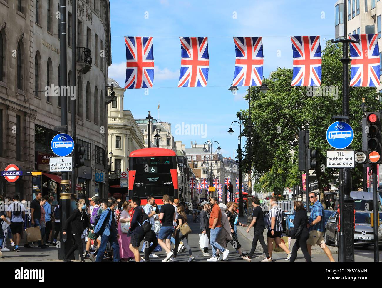 Union Jacks appeso allo Strand da Trafalgar Square nell'estate del 2022, nel centro di Londra, Regno Unito Foto Stock