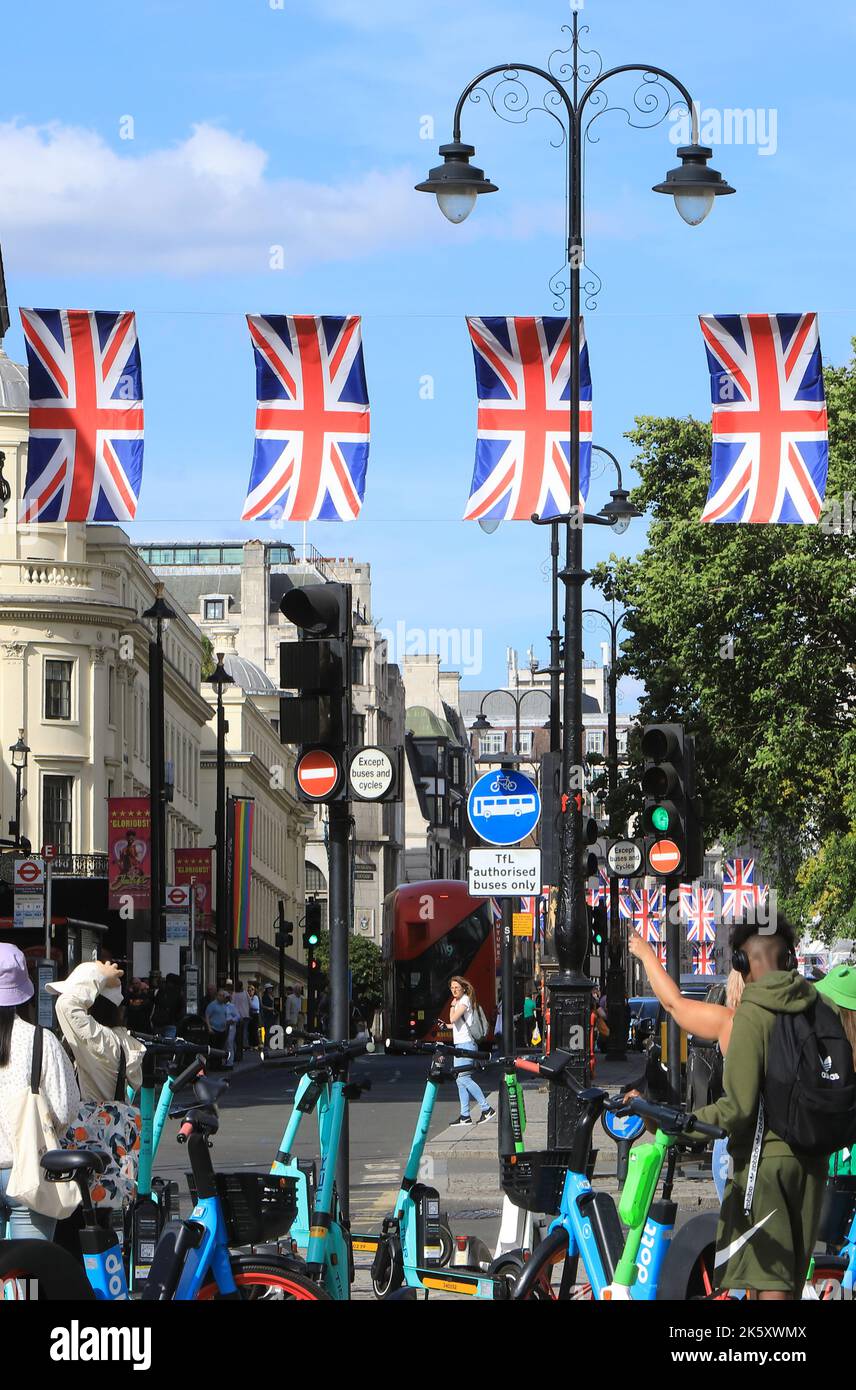 Union Jacks appeso allo Strand da Trafalgar Square nell'estate del 2022, nel centro di Londra, Regno Unito Foto Stock