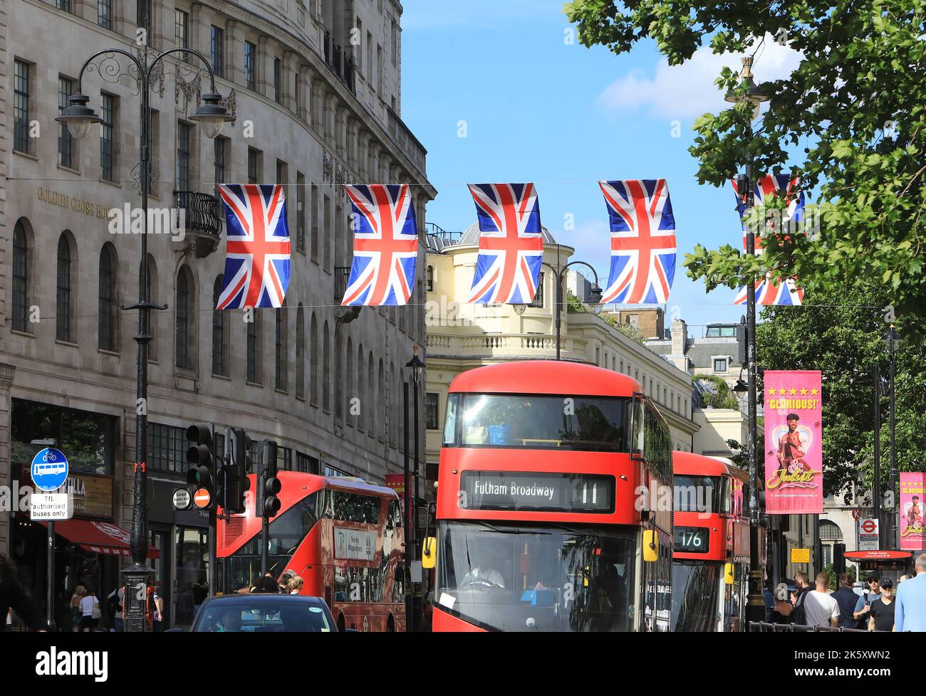 Union Jacks appeso allo Strand da Trafalgar Square nell'estate del 2022, nel centro di Londra, Regno Unito Foto Stock