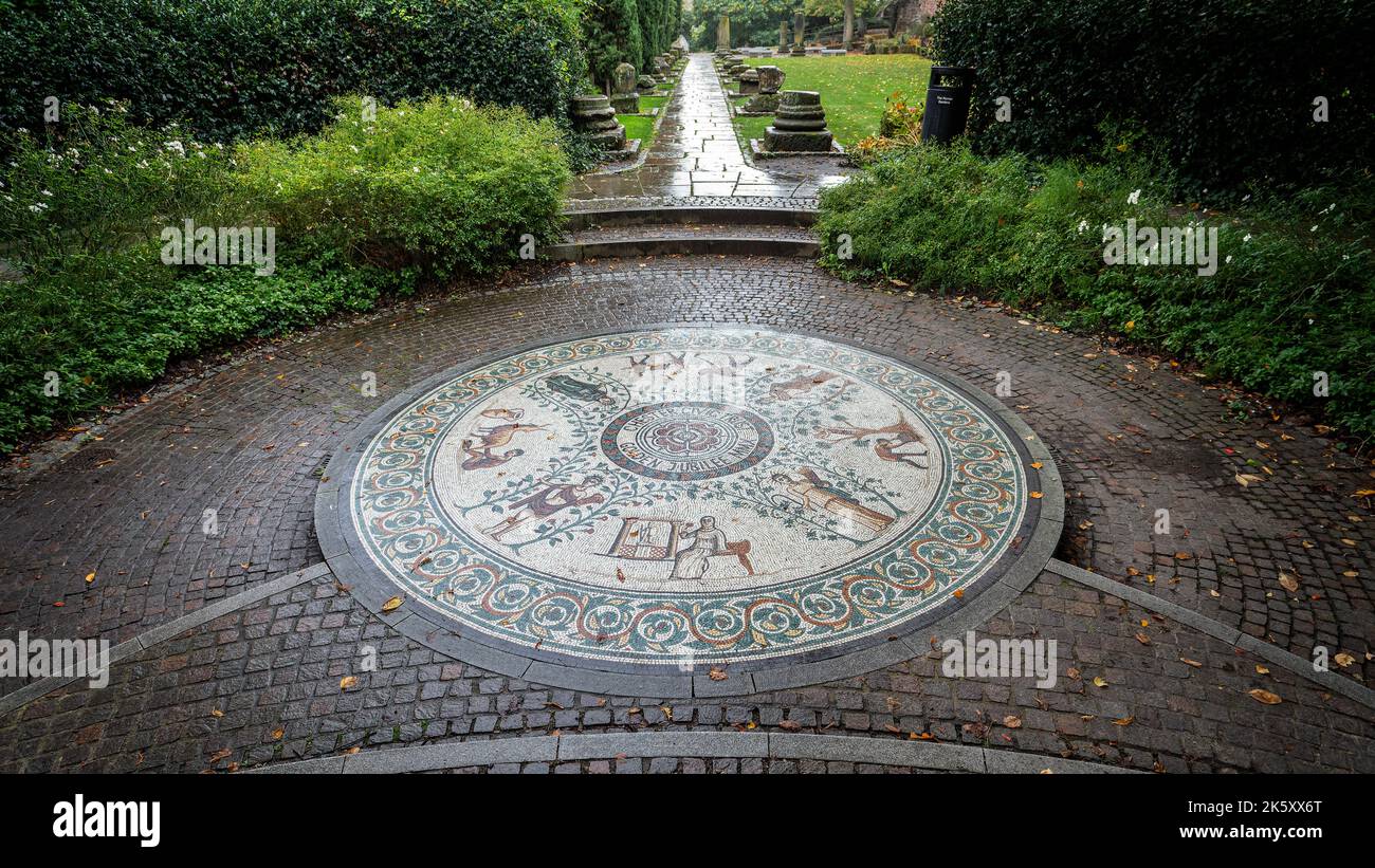 Mosaico in stile romano per commemorare il Giubileo d'argento della Regina Elisabetta II nel 2010 nei giardini romani di Chester, Cheshire, Regno Unito, il 6 ottobre 2022 Foto Stock