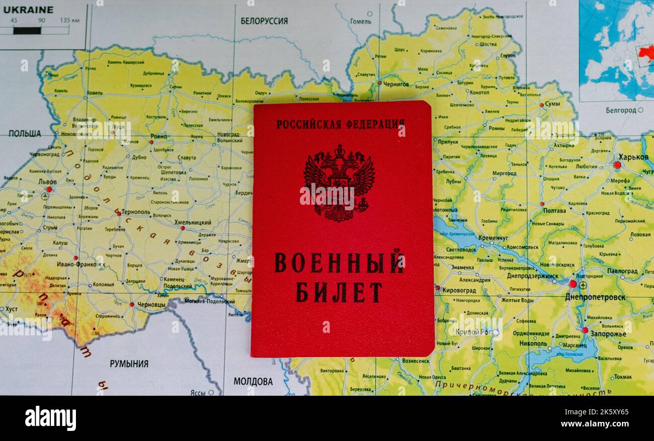 25 settembre 2022, Mosca, Russia. Biglietto militare di un funzionario di riserva della Federazione Russa sullo sfondo di una mappa dell'Ucraina Foto Stock