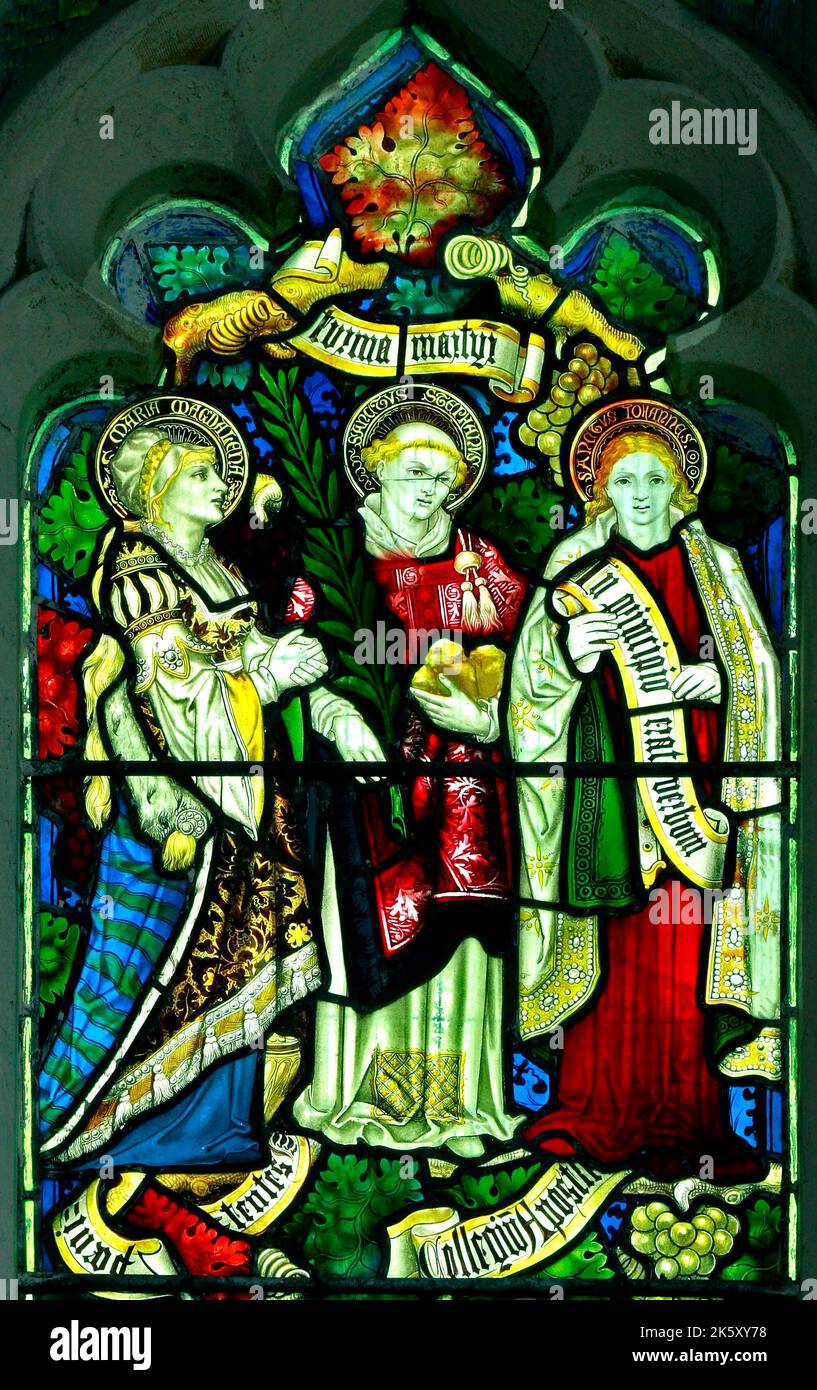 Mary Magdalene, St. Stephen, St. Joanna, vetrata di Charles Kempe, 1879, Stanhoe, Norfolk, Inghilterra Foto Stock Mary Magdalene, St. Stephen, St. Joanna, vetrata di Charles Kempe, 1879, Stanhoe, Norfolk, Inghilterra Foto Stock