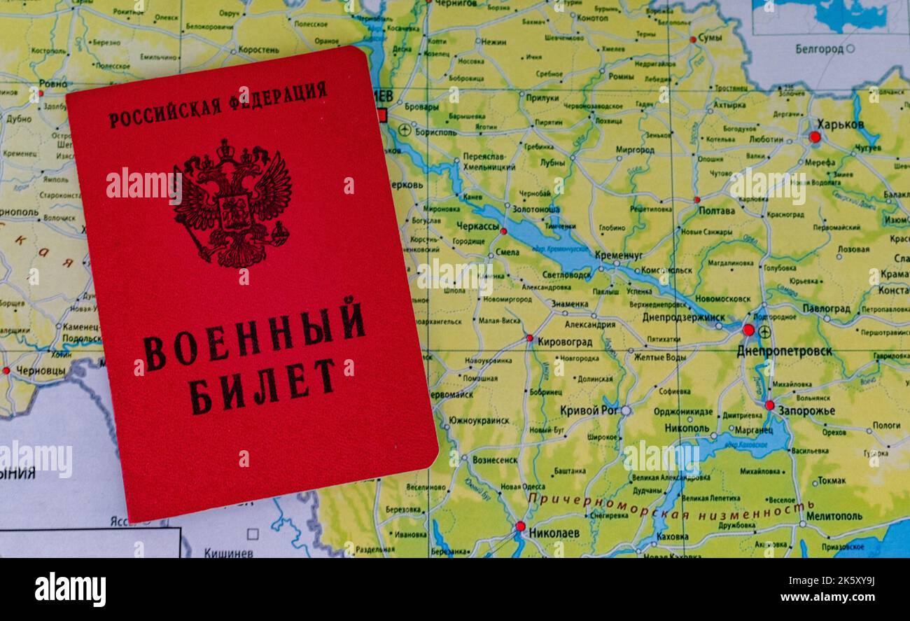 25 settembre 2022, Mosca, Russia. Biglietto militare di un funzionario di riserva della Federazione Russa sullo sfondo di una mappa dell'Ucraina Foto Stock