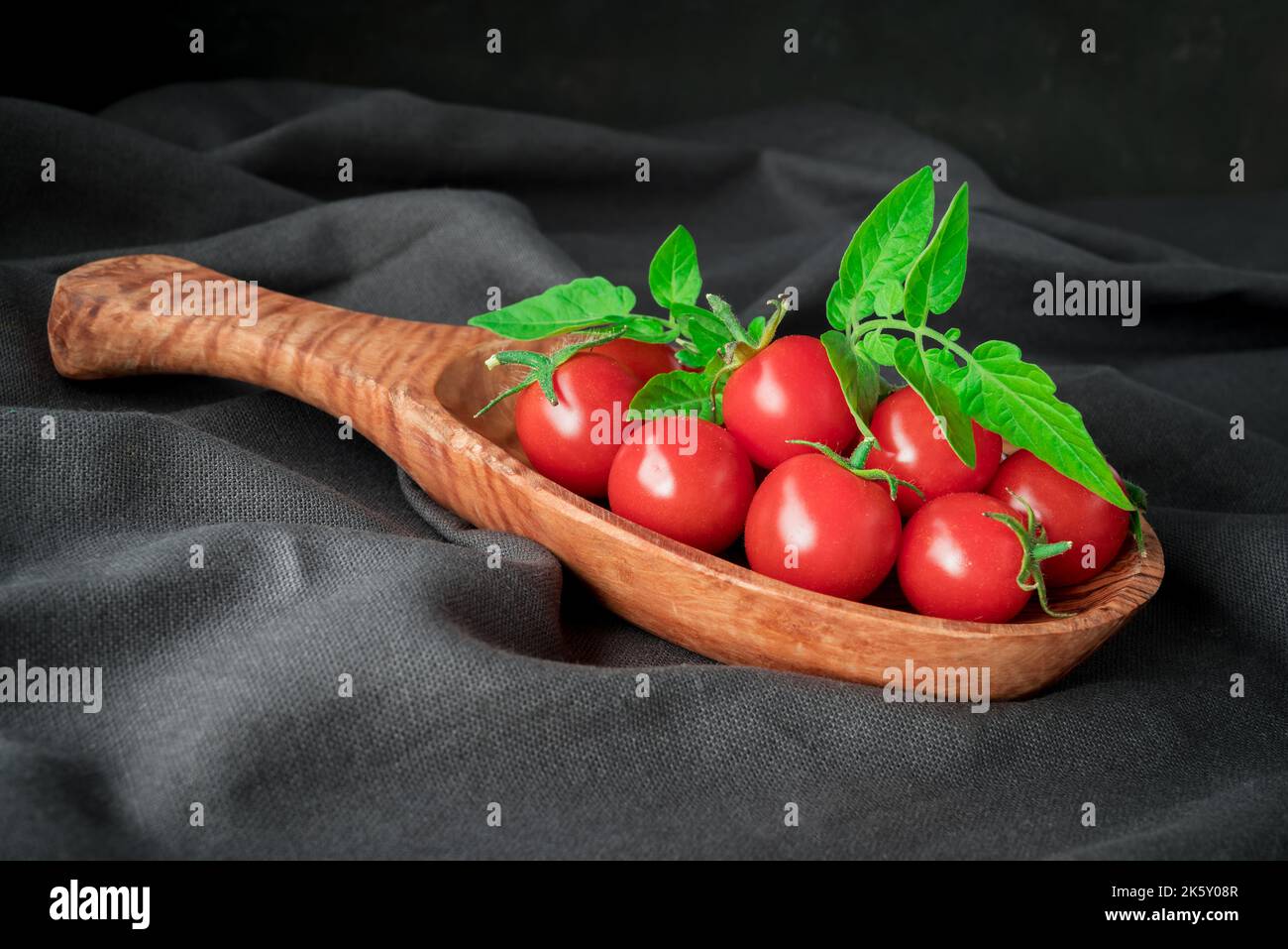 pomodori rossi ramificazione su sfondo tavolo, cibo sano Foto Stock