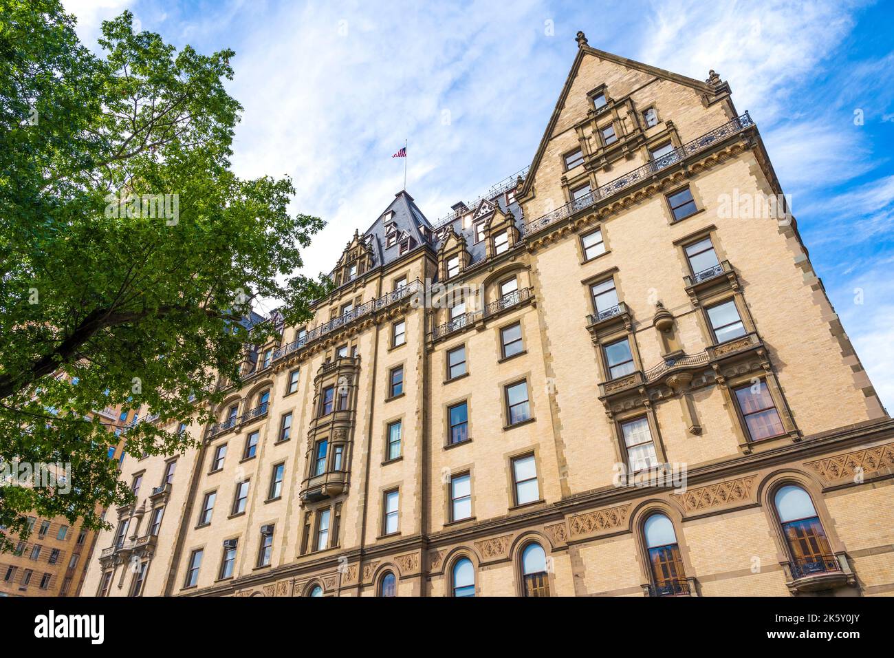 Facciata del Dakota Hotel, famoso hotel storico americano di fronte a Central Park, casa di molte persone e artisti notevoli, Midtown Manhattan, New York Foto Stock