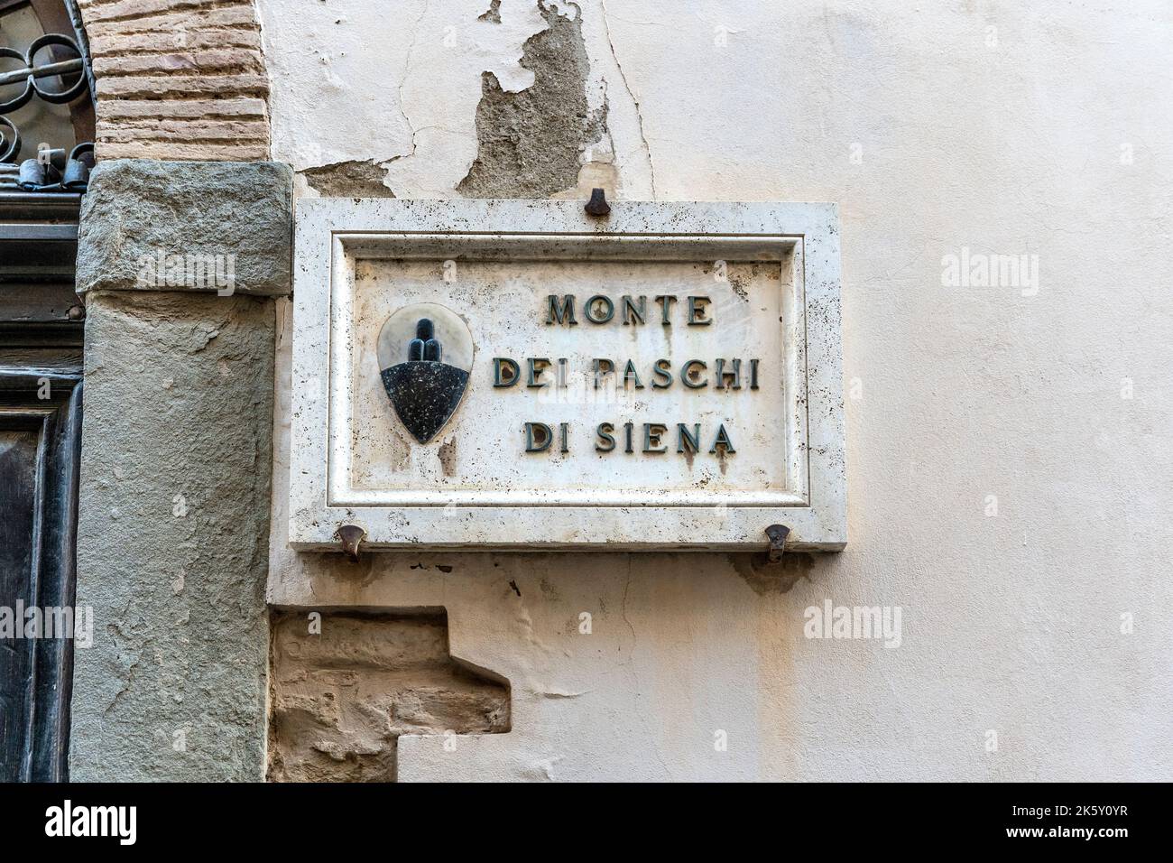 Targa con logo della banca 'Monte dei Paschi di Siena', conosciuta come BMPS o MPS, banca italiana fondata nel 1472. Scarlino, provincia di Grosseto, Italia Foto Stock