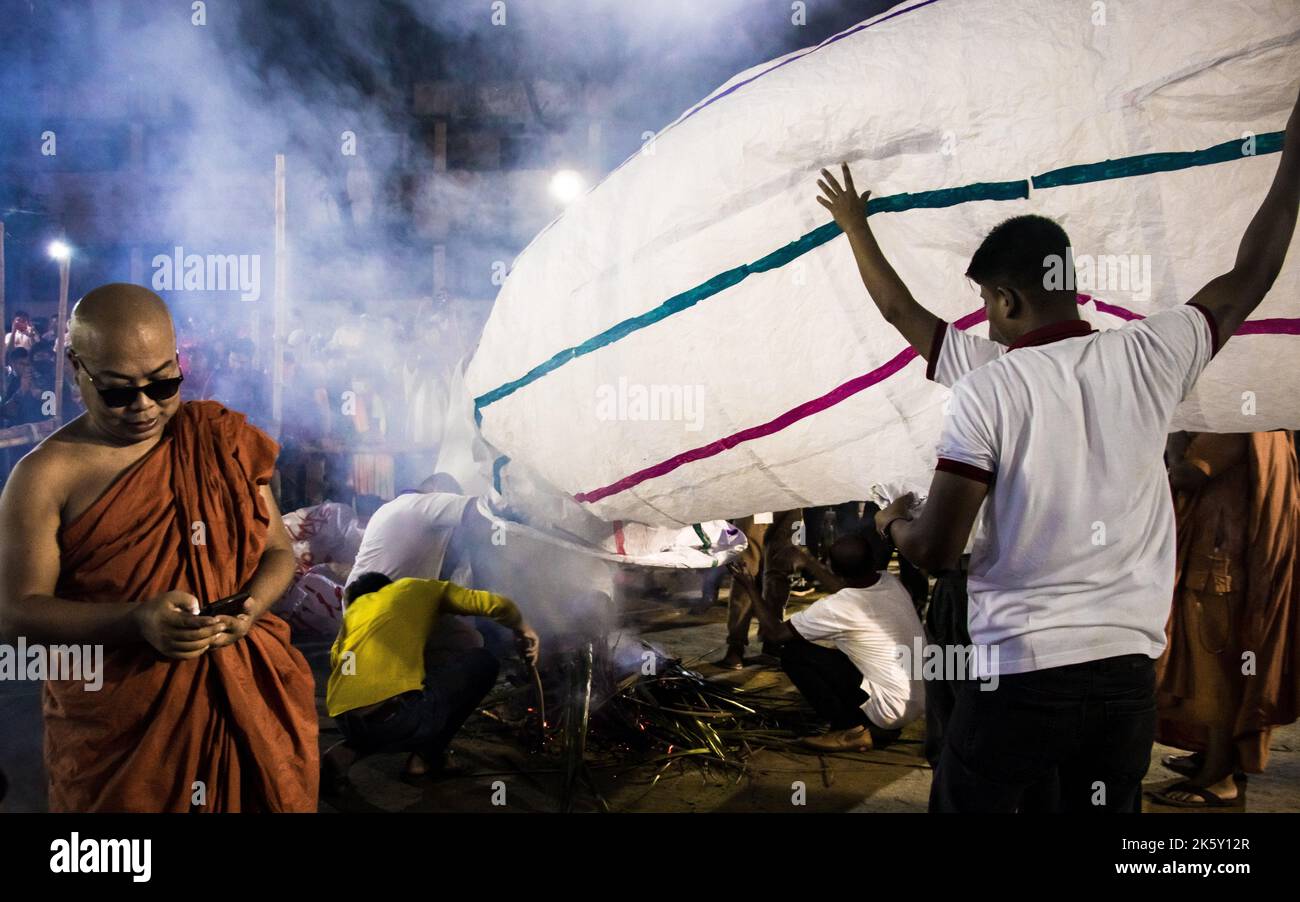 La fotografia candida delle Lanterne è stata rilasciata durante il festival di Probarona Purnima al tempio buddista di Mukda, Dhaka, Bangladesh. Questa immagine era captur Foto Stock