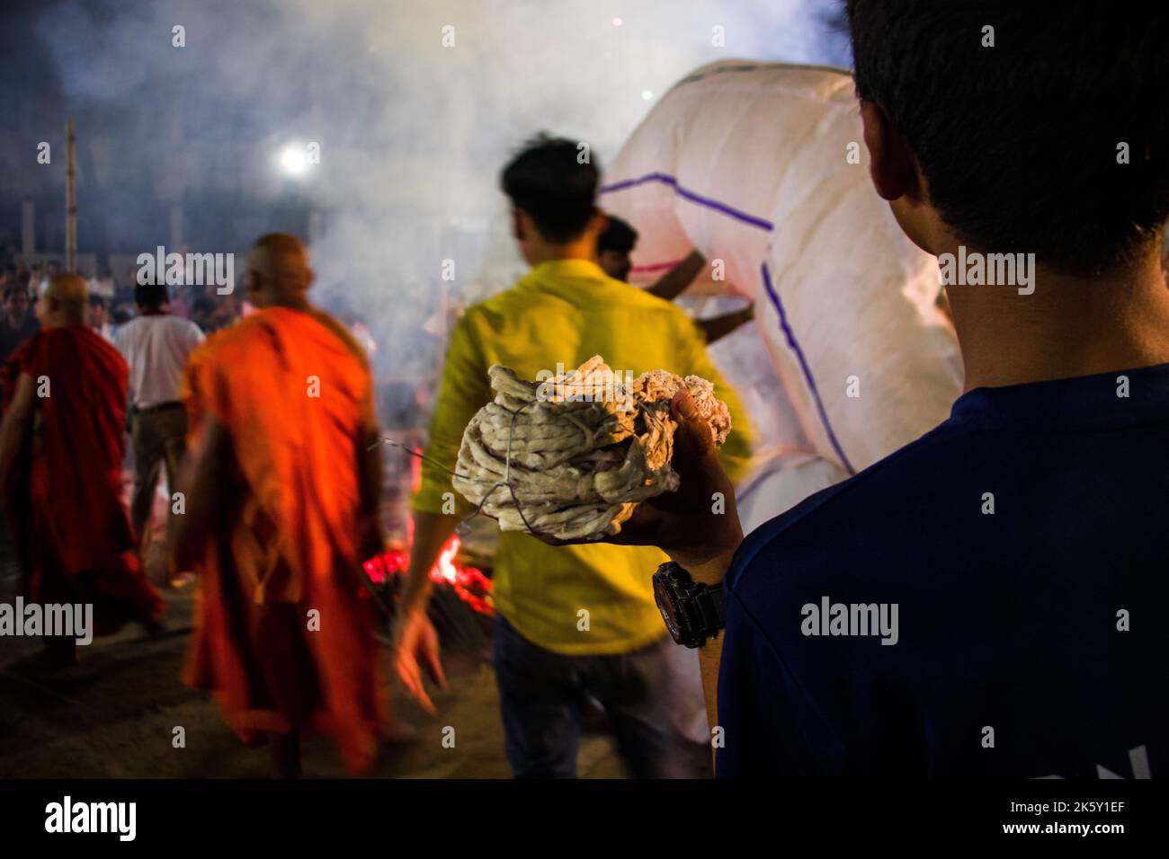 La fotografia candida delle Lanterne è stata rilasciata durante il festival di Probarona Purnima al tempio buddista di Mukda, Dhaka, Bangladesh. Questa immagine era captur Foto Stock