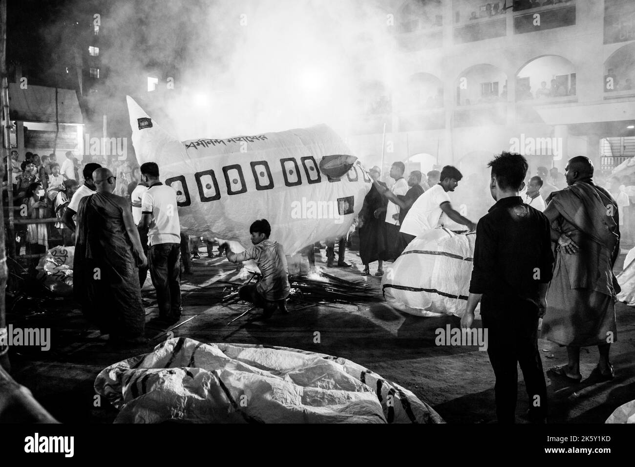 La fotografia candida delle Lanterne è stata rilasciata durante il festival di Probarona Purnima al tempio buddista di Mukda, Dhaka, Bangladesh. Questa immagine era captur Foto Stock