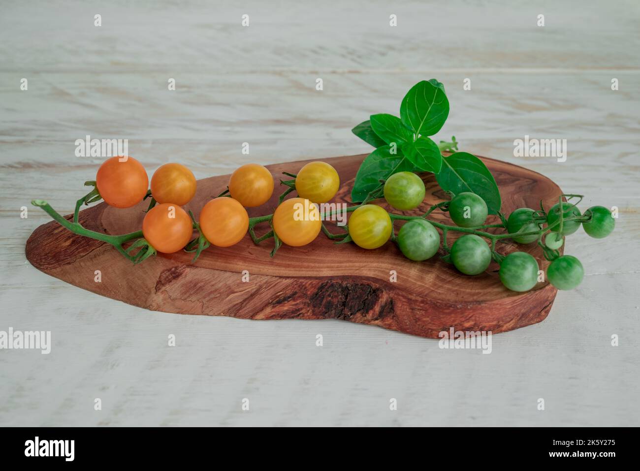 pomodori rossi ramificazione su sfondo tavolo, cibo sano Foto Stock