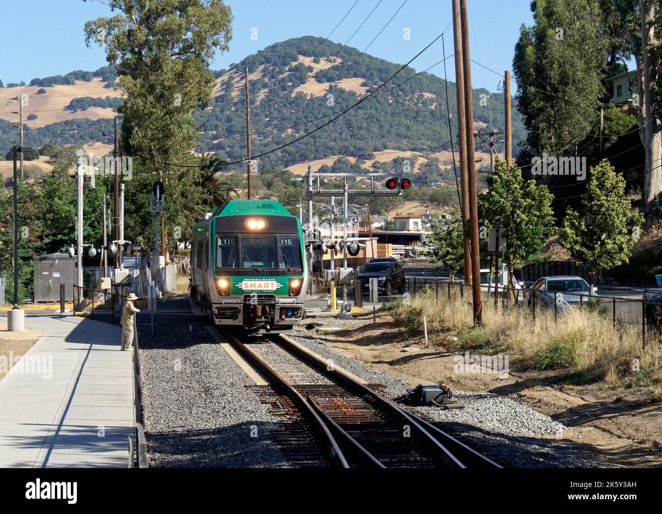 Sonoma-Marin Area Rail Transit treno che si avvicina alla stazione ferroviaria di Novato Downtown con un treno diretto per larkspur Landing e servizi di traghetto. Foto Stock