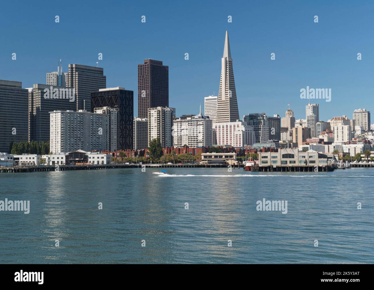 Lungomare e città di San Francisco visti da un traghetto che si avvicina all'edificio del terminal dei traghetti Foto Stock