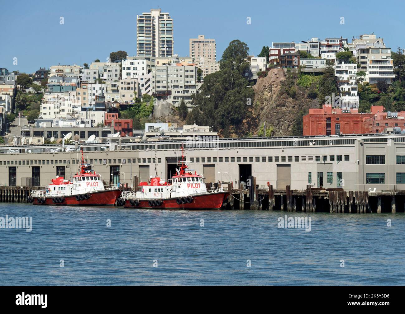 Lungomare di San Francisco con battelli pilota al Molo 9 e zona residenziale della città, oltre che da un traghetto che approda al Ferry Building. Foto Stock