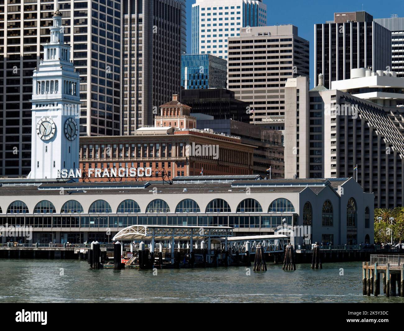 Lungomare e città di San Francisco visti da un traghetto che si avvicina al Molo 1 e allo storico Ferry Building. Foto Stock
