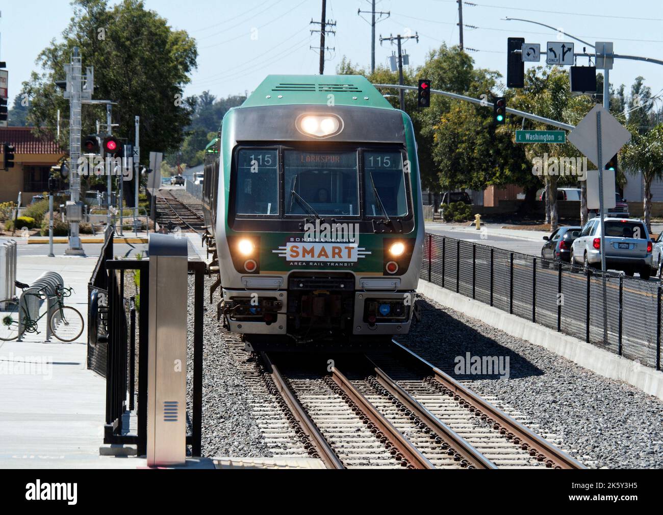 I treni di transito ferroviario della zona di Sonoma-Marin si avvicinano alla stazione ferroviaria di Pealuma con un treno diretto a Larkspur Landing per i collegamenti con i traghetti. Foto Stock