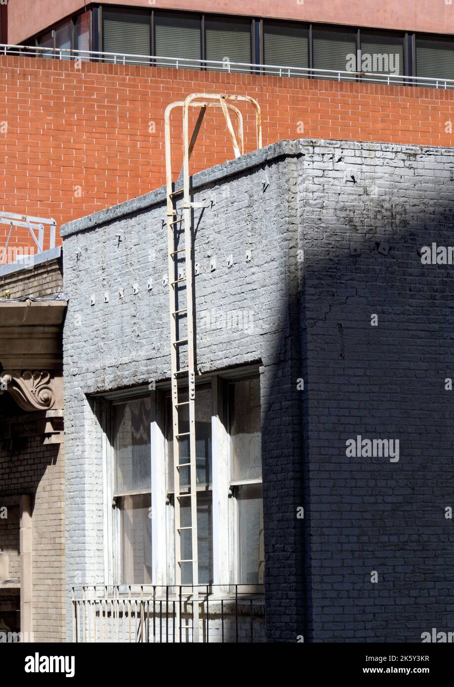 Vecchi edifici di fabbrica in condizioni di inesecuzione dietro il Museo di Arte moderna di San Francisco (SFMOMA) nel quartiere delle Arti di Yerba Buena. Foto Stock