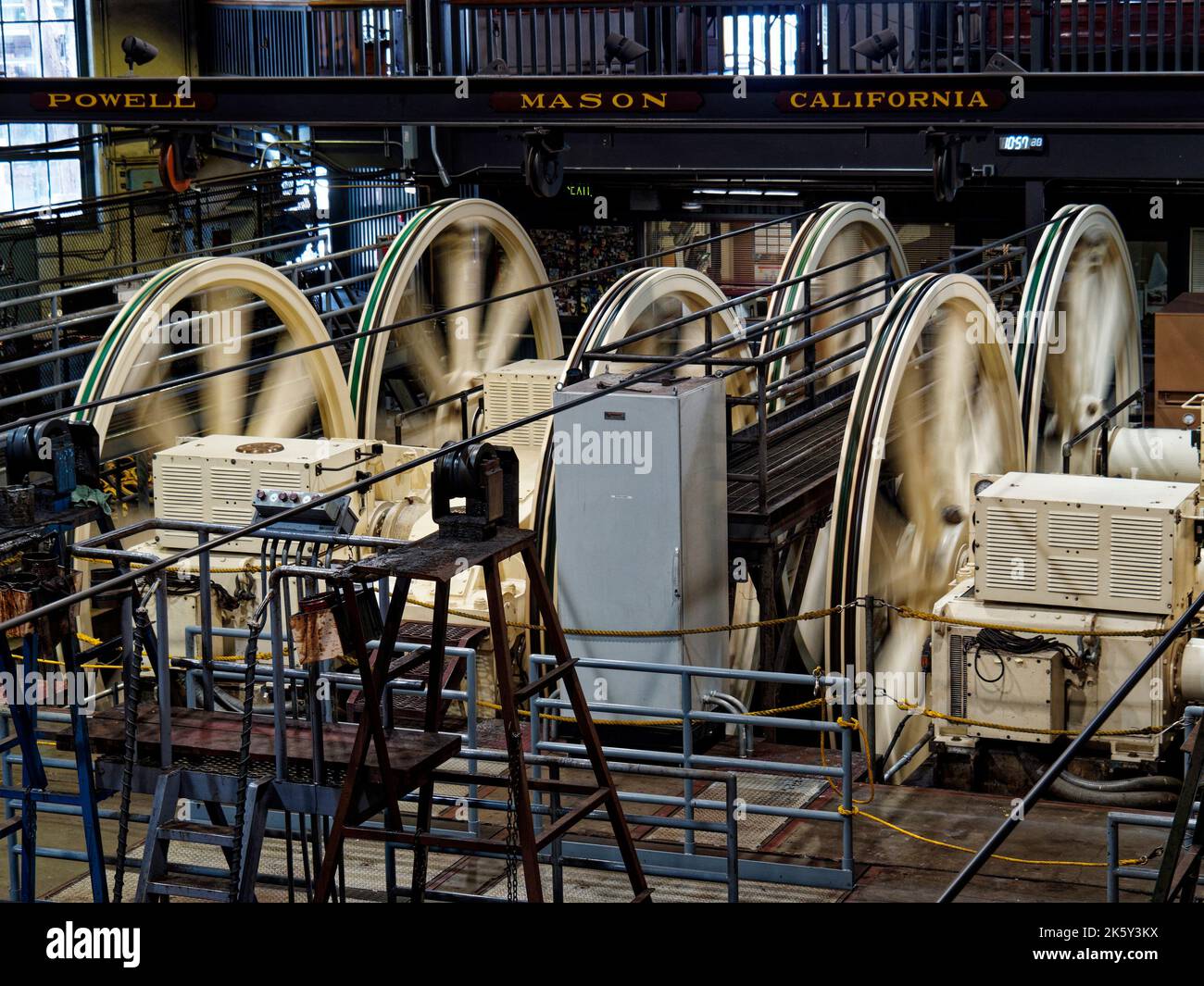 La centrale elettrica del sistema di funivia di San Francisco si trova nel powerhouse Washington-Mason e nel granaio di Nob Hill, parte del Museo della funivia. Foto Stock
