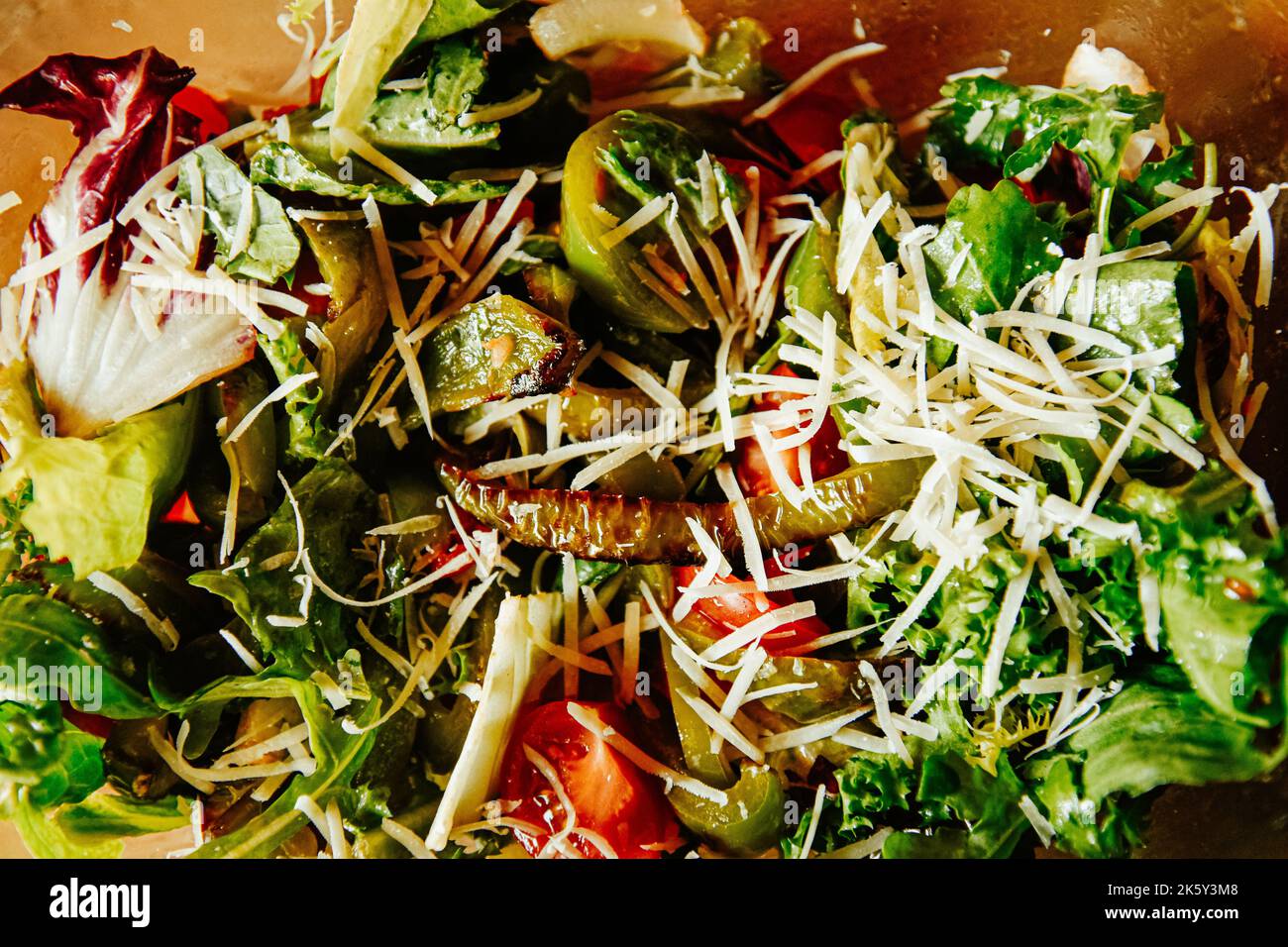 Primo piano insalata, formaggio e lattuga e molte verdure. Cibo sano. Foto Stock