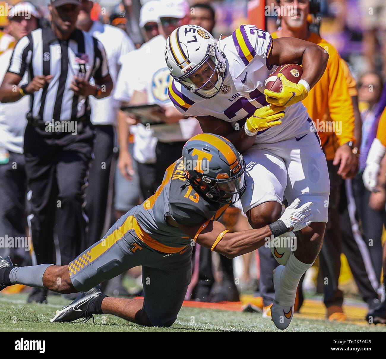 Baton Rouge, LOUISIANA, Stati Uniti. 8th Ott 2022. Il Noah Cain #21 della LSU viene spinto fuori dai confini del Tennessee Wesley Walker #13 durante la partita di football NCAA tra i Tennessee Volunteers e i LSU Tigers al Tiger Stadium di Baton Rouge, LOUISIANA. Kyle Okita/CSM/Alamy Live News Foto Stock