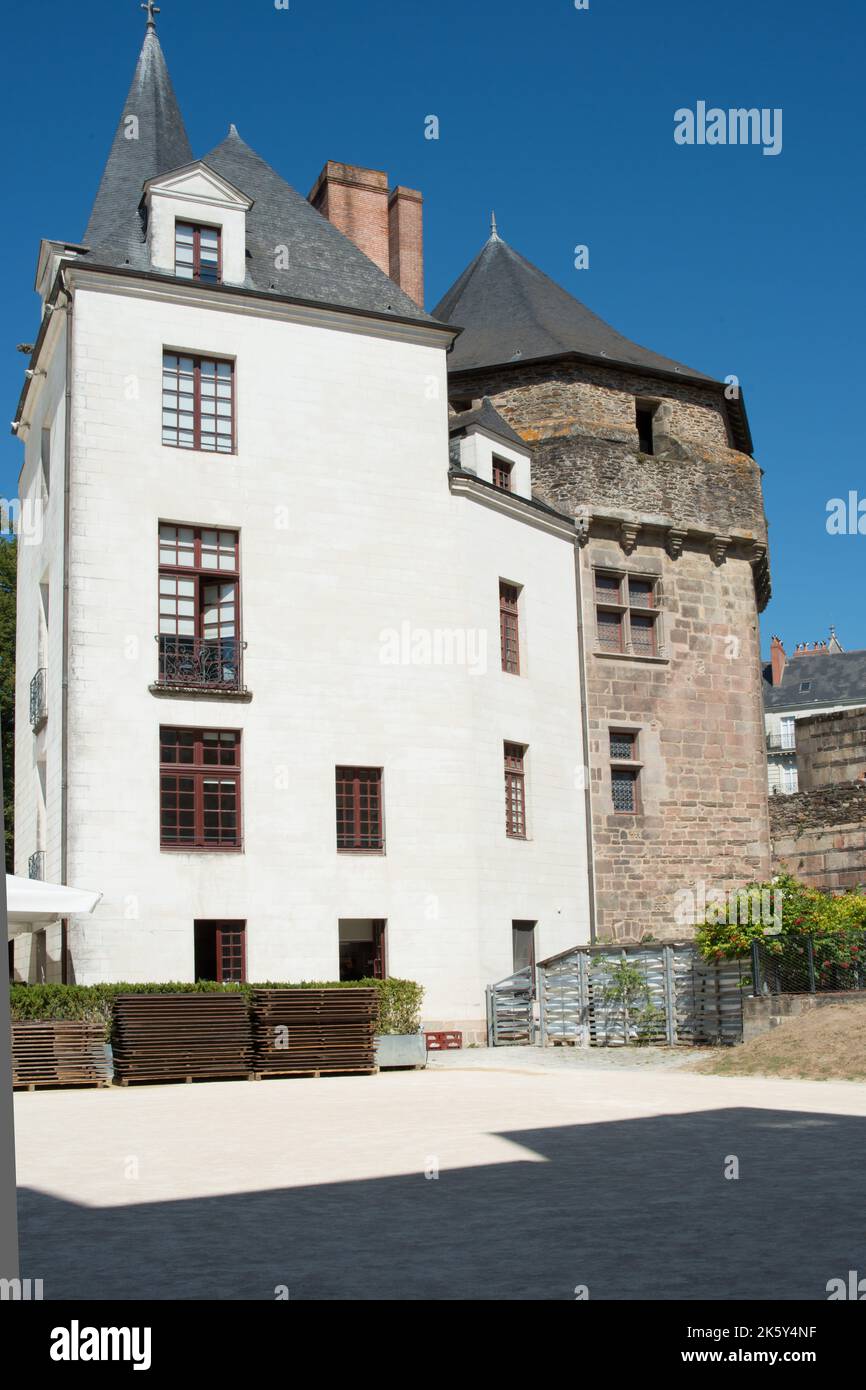 Antica torre e edificio bianco. Castello di Nantes, Francia. Europa Foto Stock