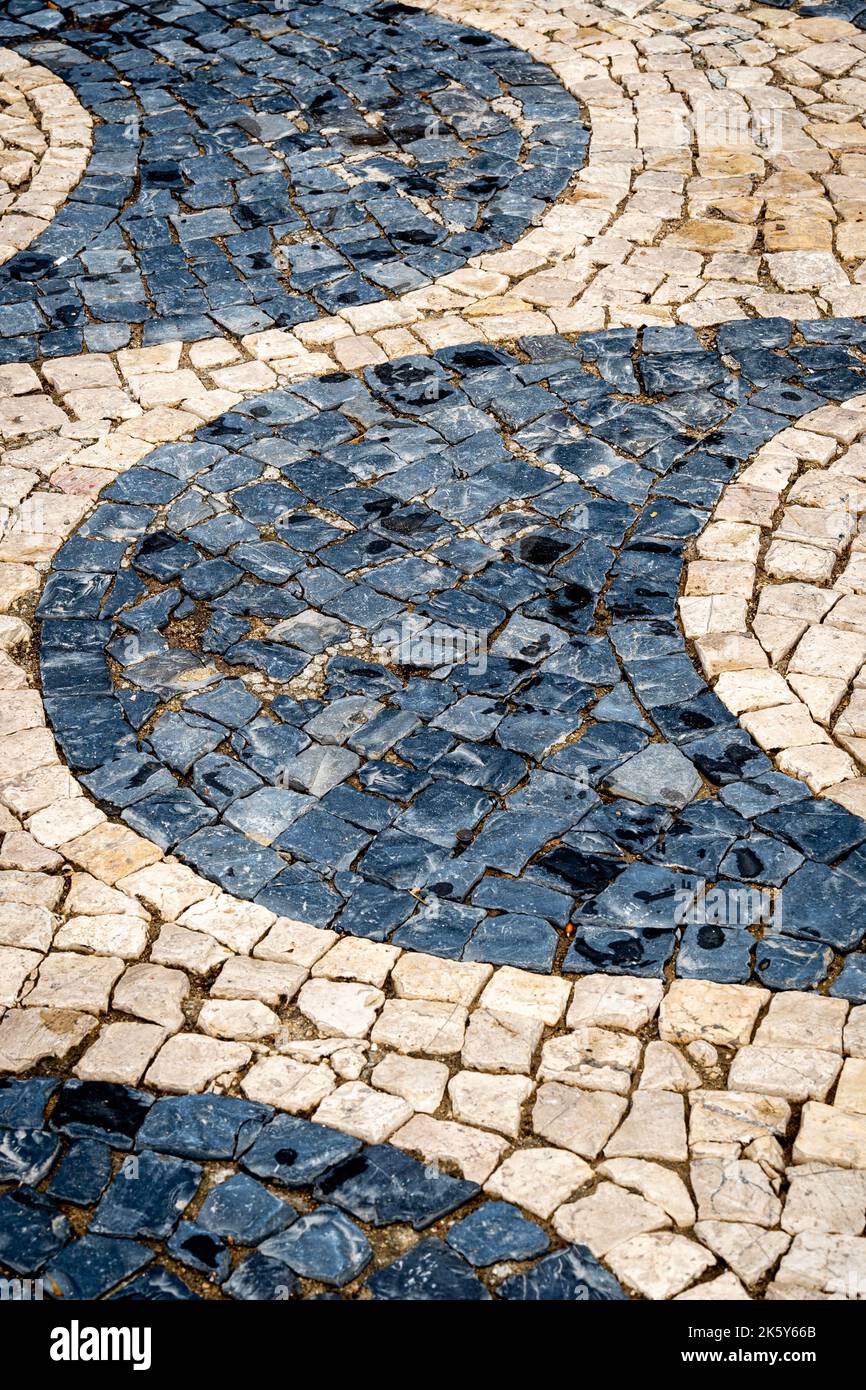 Pavimentazione artigianale (Calcada portuguesa) a Lisbona, Portogallo, fatta con pietre Foto Stock