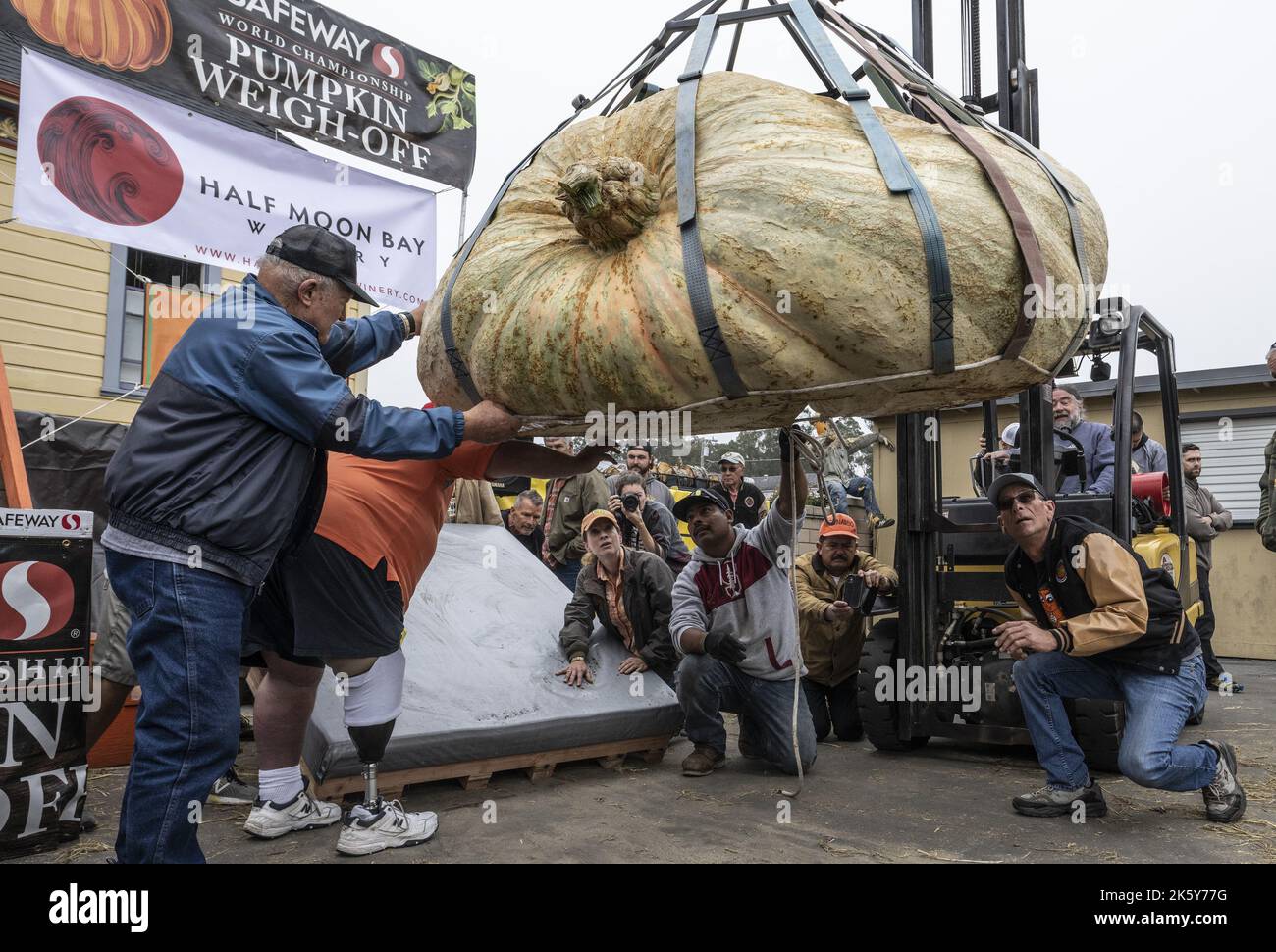 Half Moon Bay, Stati Uniti. 10th Ott 2022. Una zucca grande viene ispezionata prima della pesatura al World Championship Pumpkin Weigh-off a Half Moon Bay, California, lunedì 10 ottobre 2022. Travis Gienger di Anoka, Minnesota ha vinto con la sua squash da 2.560 libbre. Foto di Terry Schmitt/UPI Credit: UPI/Alamy Live News Foto Stock