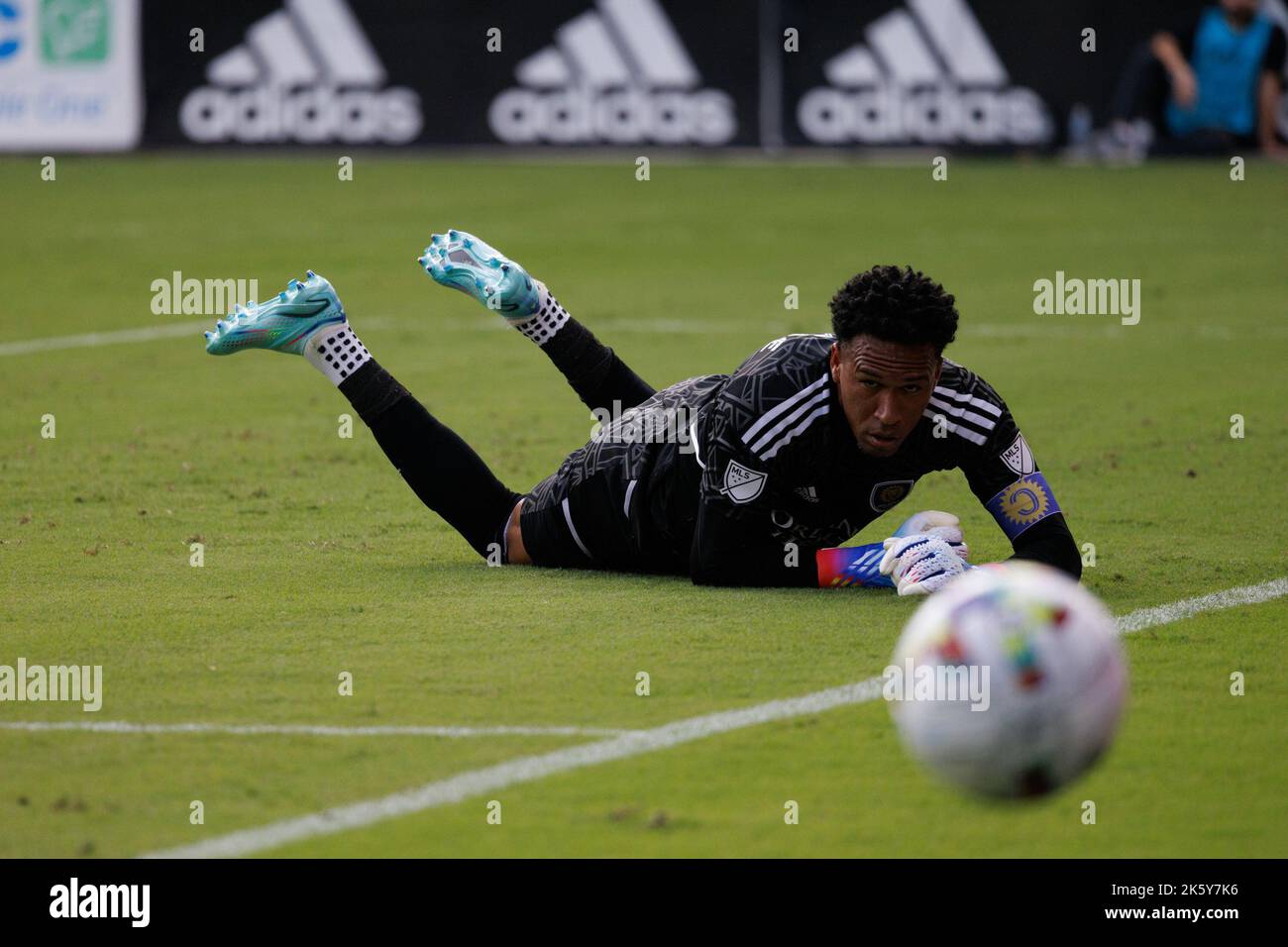 ORLANDO, FL - 9 OTTOBRE: Pedro Gallese di Orlando City salva la palla durante la partita MLS 2022 tra Orlando City e Columbus Crew a Orlando il 9 ottobre 2022 all'Exploria Stadium, Orlando, FL. (Foto di Aaron Litz/PxImages) Foto Stock