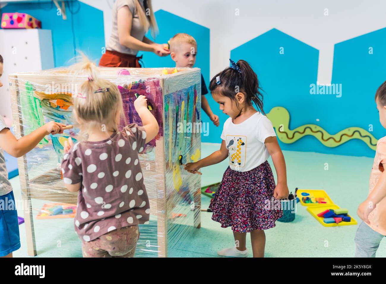 bambini dipingono con i pennelli nel vivaio, attività creative per i bambini in età prescolare. Foto di alta qualità Foto Stock