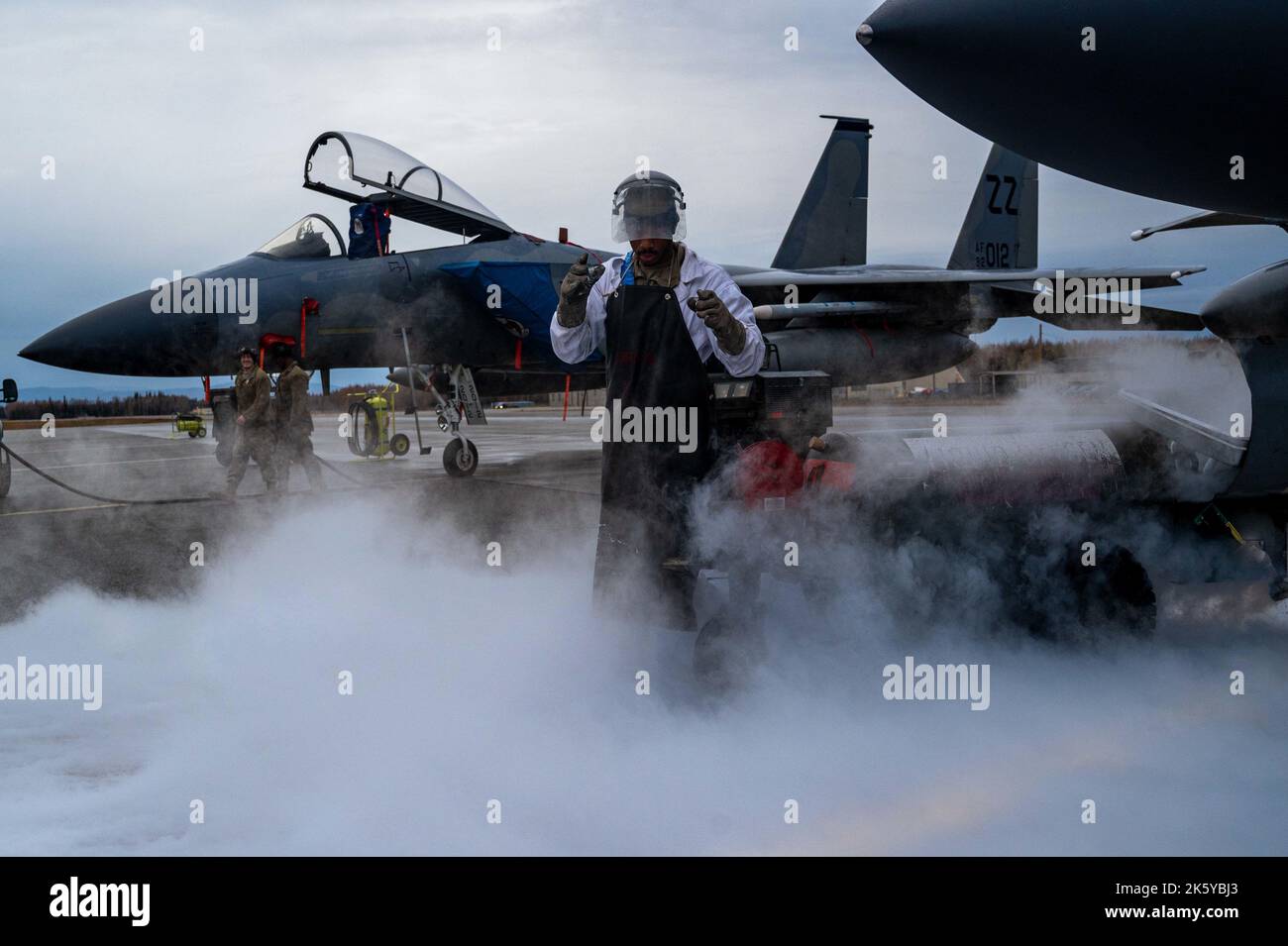 U.S. Air Force Senior Airman Dae’kwan Grant, capo equipaggio unità di manutenzione aeromobili 44th, utilizza un carrello ad ossigeno liquido per fornire un F-15C/D Eagle presso la base dell'aeronautica militare di Eielson, Alaska, 6 ottobre 2022. Un capo di equipaggio è un tecnico di manutenzione di aeromobili con vari compiti e responsabilità di equipaggio. (STATI UNITI Air Force foto di Senior Airman David Phoff) Foto Stock