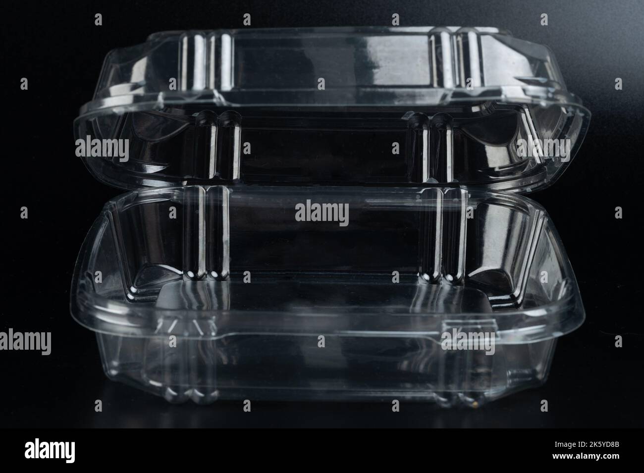 Vista frontale del contenitore aperto su sfondo nero dello studio Foto Stock