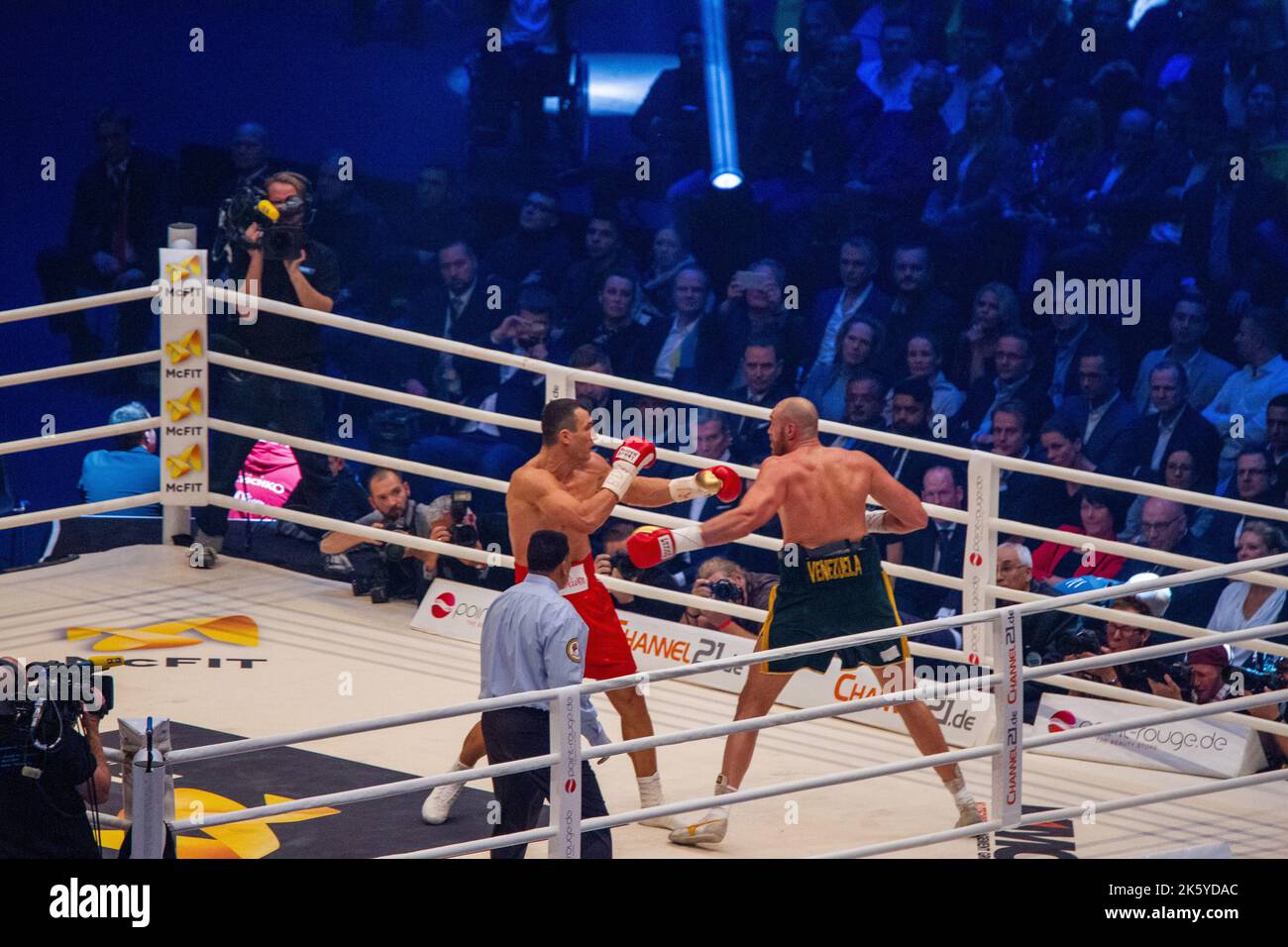 11-28-2015 Dusseldorf Germania. Fury lancia una mano sinistra spazzante - è difficile dire se si difenderà con il suo avambraccio oк Fury ha colpito l'obiettivo Foto Stock