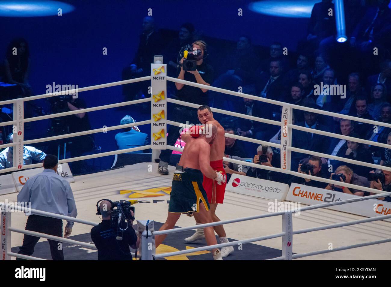 11-28-2015 Dusseldorf Germania. La furia colpisce con una sinistra leggermente spazzante (ma la stanca Klitschko non ha il tempo di difendersi). Si può vedere ho Foto Stock