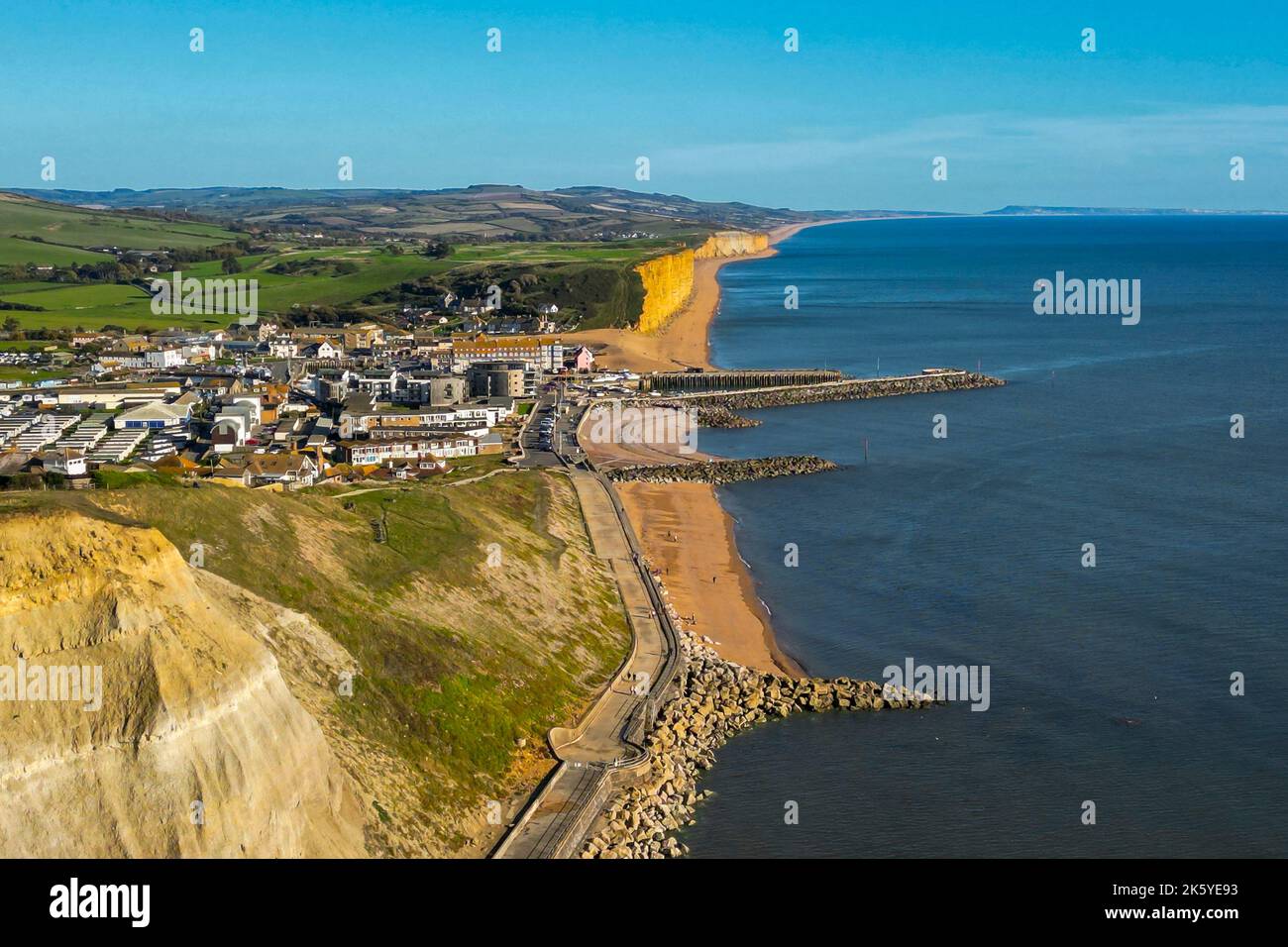 Vista dall'aria della località balneare di West Bay sulla costa del Dorset Jurassic. Foto Stock
