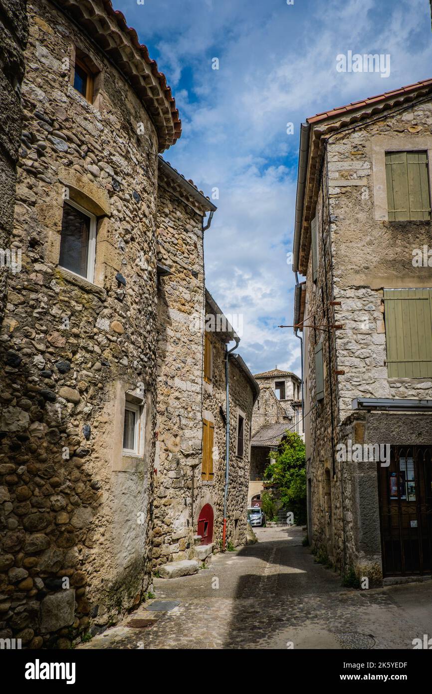 Le stradine del borgo medievale di Vogue, nel sud della Francia (Ardeche) Foto Stock