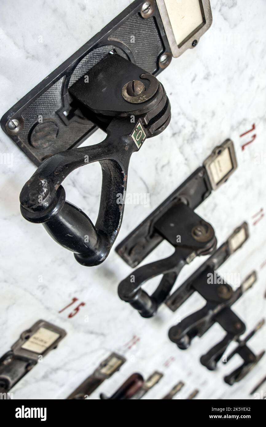Interruttori automatici retroelettrici sul pannello di controllo Foto Stock