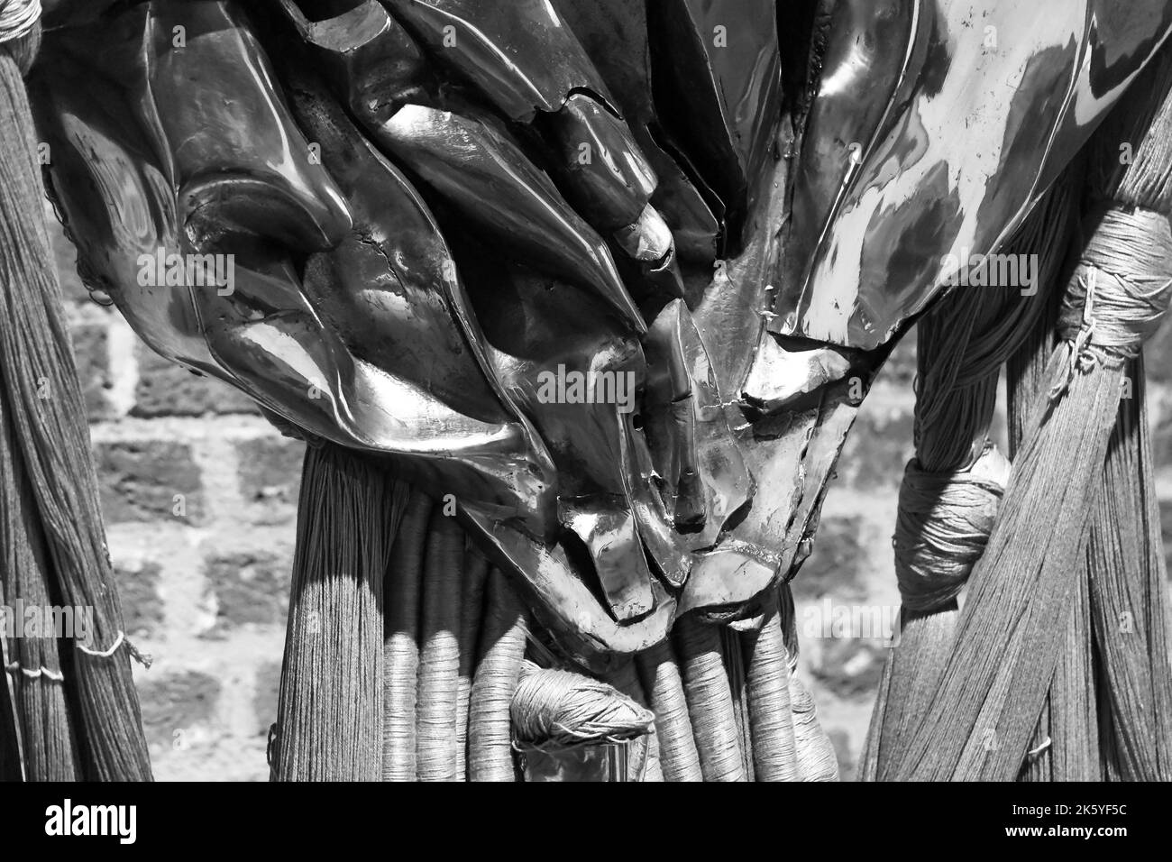 Londra, Regno Unito, 10th ottobre 2022, sculture su larga scala di Barbara Chase-Riboud, Infinite folds alla Serpentine North Gallery. Un'esplorazione della sua tecnica e materialità scultorea, definita dall'interazione tra pieghe di bronzo o alluminio fuso e spirali di lana o seta. Questa mostra è in mostra fino al 29th gennaio 2023., Andrew Lalchan Photography/Alamy Live News Foto Stock