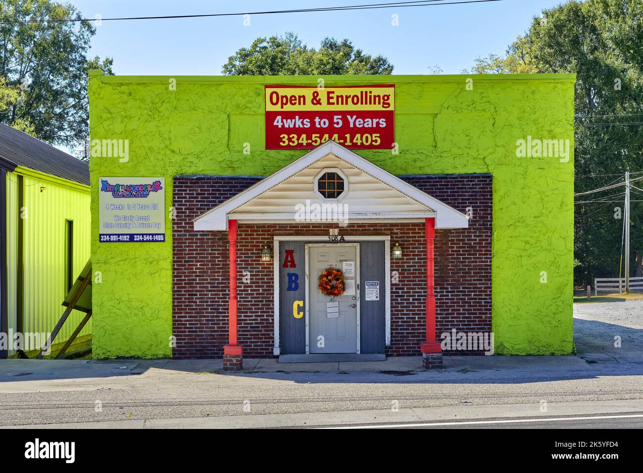 Centro di cura di giorno verde dipinto luminosamente, scuola pre-k, nella campagna Tallassee Alabama, Stati Uniti. Foto Stock