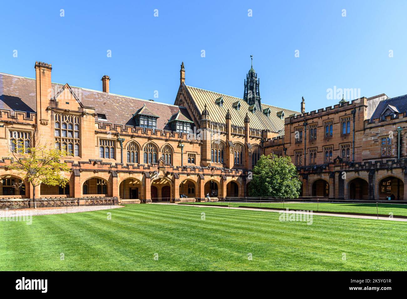 All'interno della University of Sydney Main Quadrangle, con la Maclaurin Hall all'estremità Foto Stock