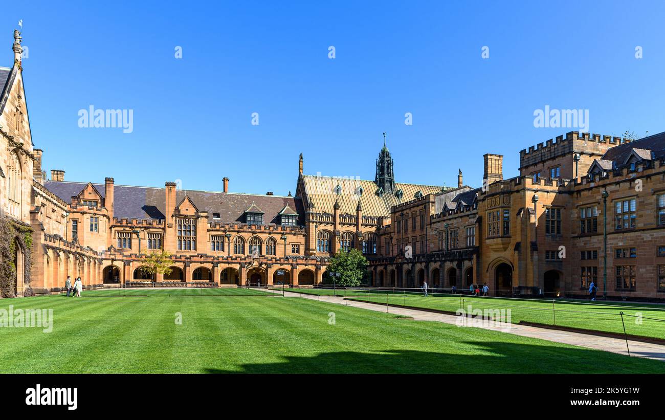 All'interno della University of Sydney Main Quadrangle, con la Maclaurin Hall all'estremità Foto Stock