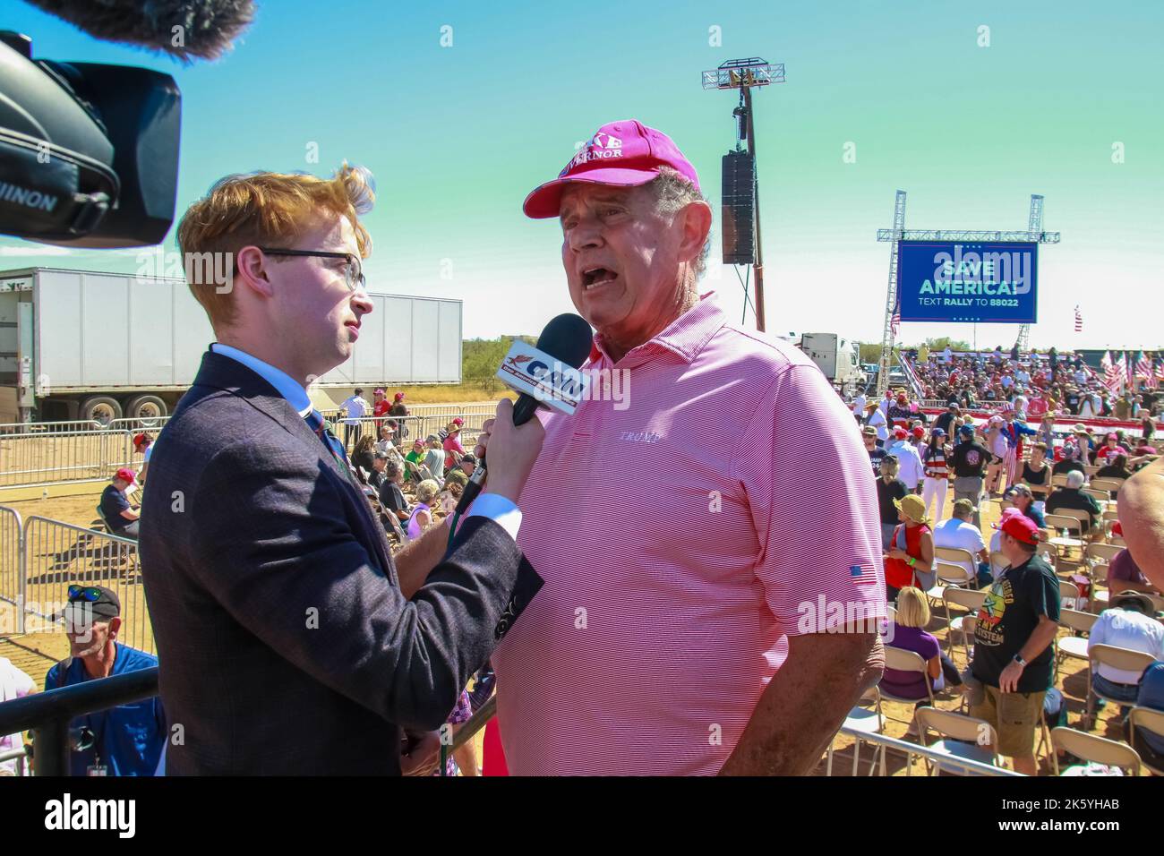 Enorme Rally a Mesa, Arizona, come molti repubblicani dell'Arizona aspettano tutta la mattina a lungo per catturare i loro candidati repubblicani che condividono la scena. Foto Stock