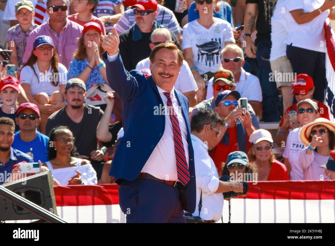 Enorme Rally a Mesa, Arizona, come molti repubblicani dell'Arizona aspettano tutta la mattina a lungo per catturare i loro candidati repubblicani che condividono la scena. Foto Stock
