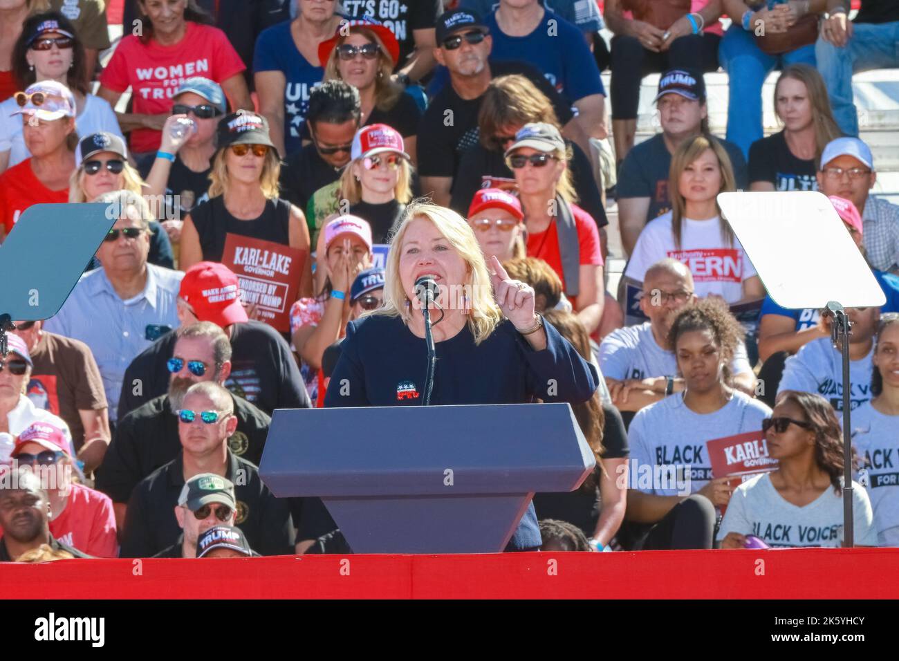 Enorme Rally a Mesa, Arizona, come molti repubblicani dell'Arizona aspettano tutta la mattina a lungo per catturare i loro candidati repubblicani che condividono la scena. Foto Stock