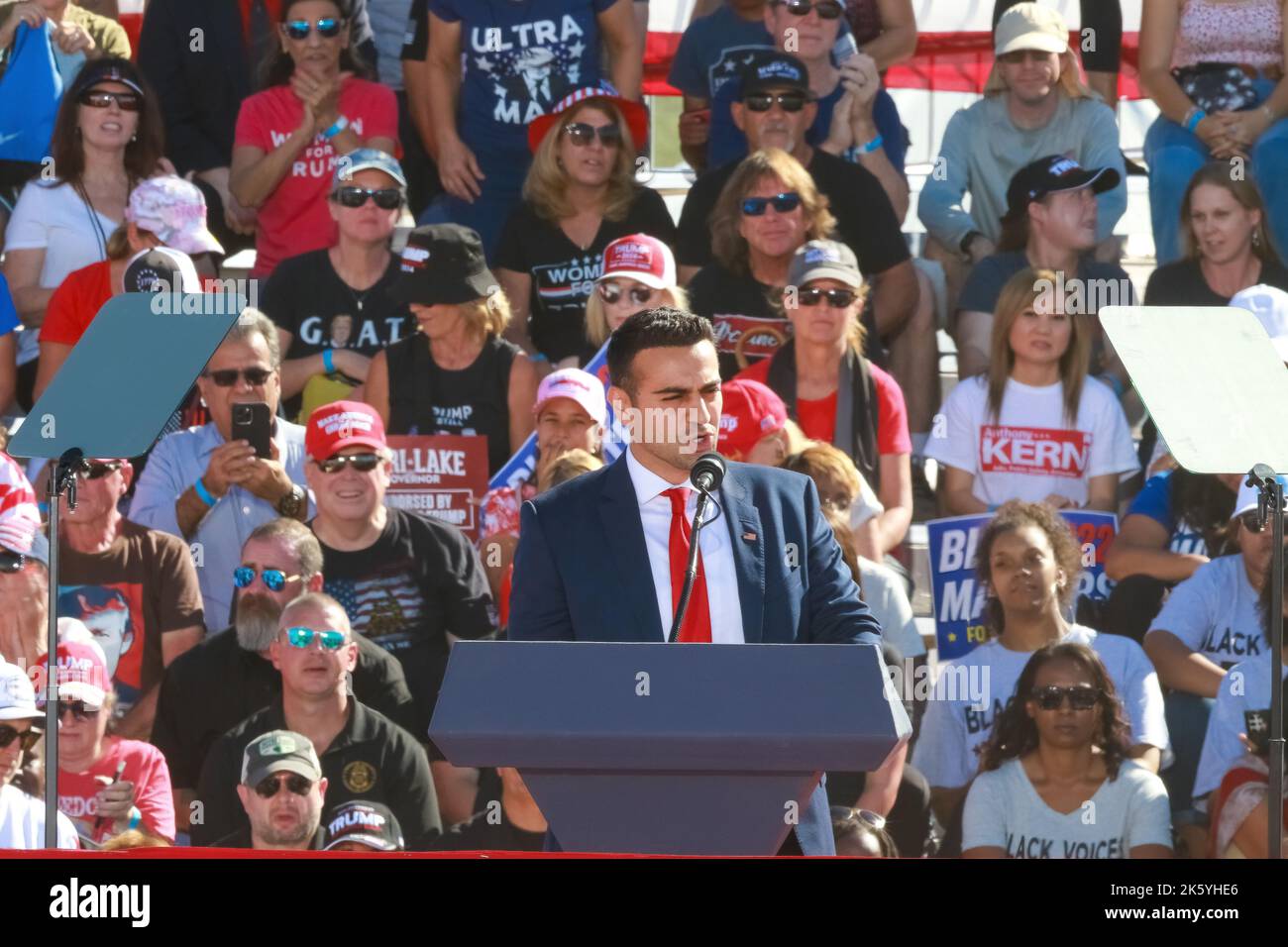 Enorme Rally a Mesa, Arizona, come molti repubblicani dell'Arizona aspettano tutta la mattina a lungo per catturare i loro candidati repubblicani che condividono la scena. Foto Stock