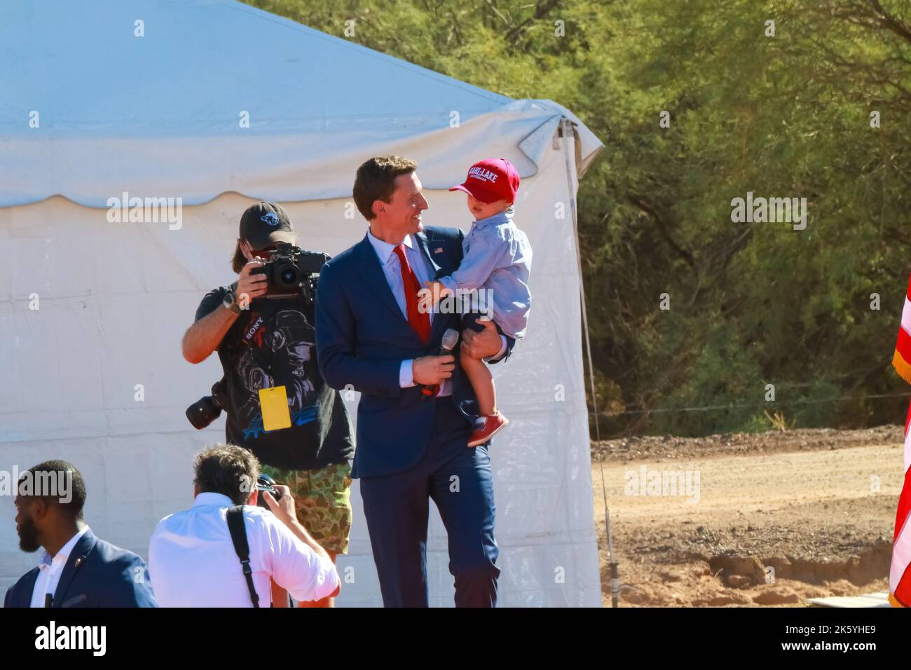 Enorme Rally a Mesa, Arizona, come molti repubblicani dell'Arizona aspettano tutta la mattina a lungo per catturare i loro candidati repubblicani che condividono la scena. Foto Stock