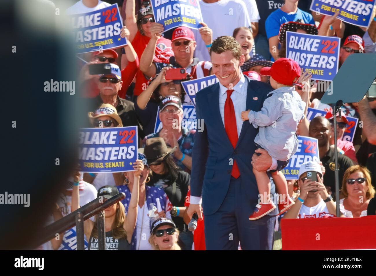 Enorme Rally a Mesa, Arizona, come molti repubblicani dell'Arizona aspettano tutta la mattina a lungo per catturare i loro candidati repubblicani che condividono la scena. Foto Stock
