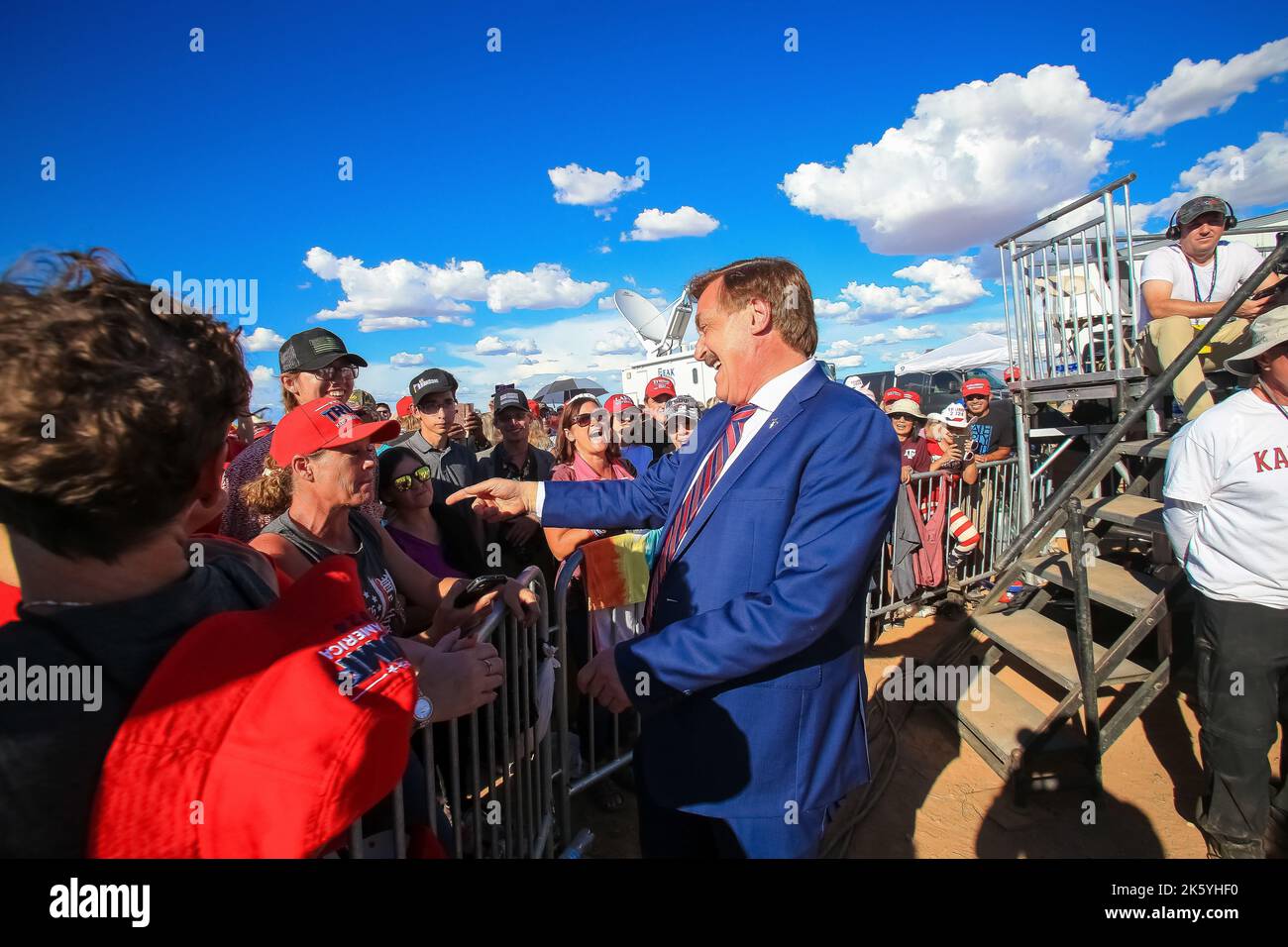 Enorme Rally a Mesa, Arizona, come molti repubblicani dell'Arizona aspettano tutta la mattina a lungo per catturare i loro candidati repubblicani che condividono la scena. Foto Stock
