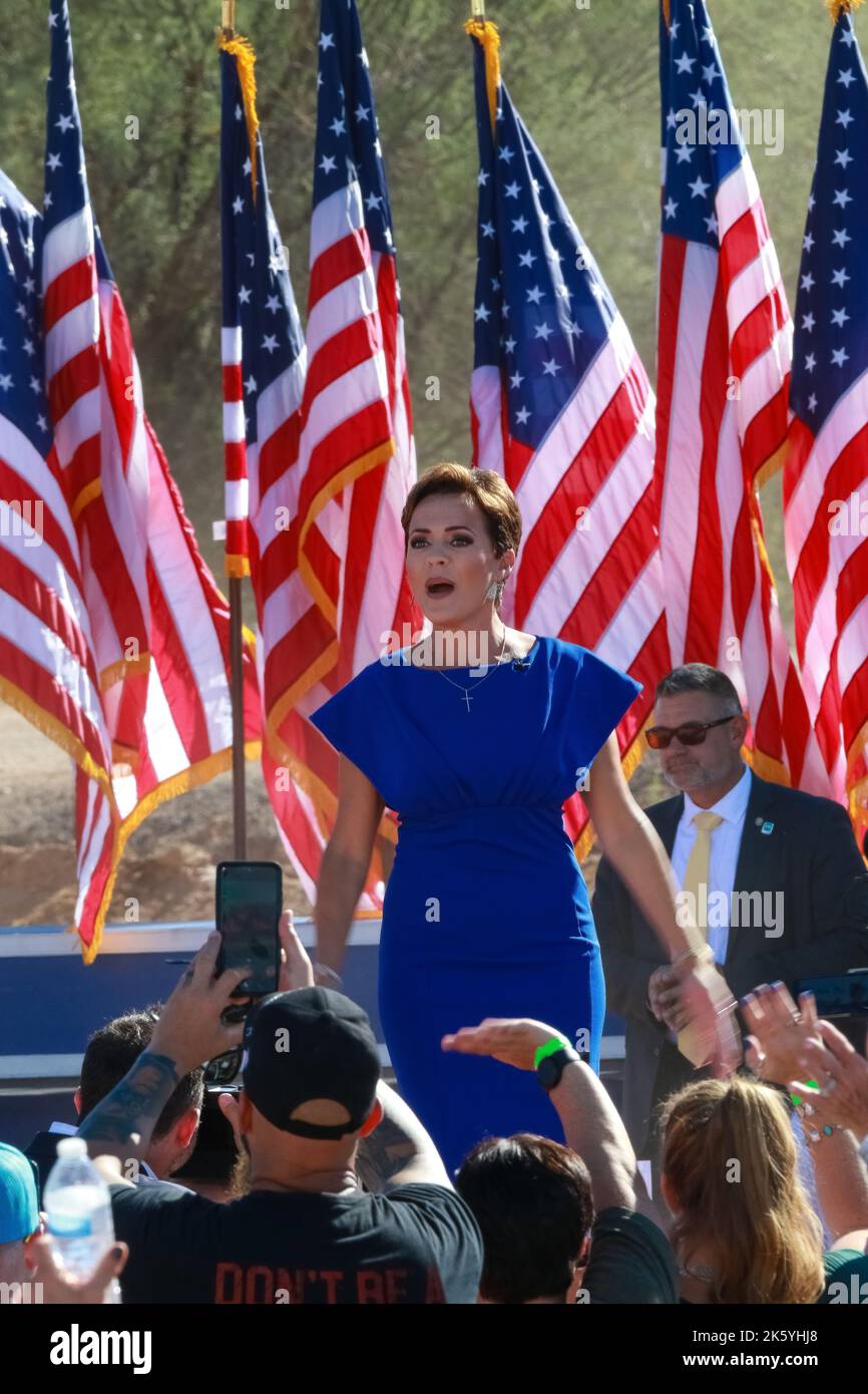 Enorme Rally a Mesa, Arizona, come molti repubblicani dell'Arizona aspettano tutta la mattina a lungo per catturare i loro candidati repubblicani che condividono la scena. Foto Stock
