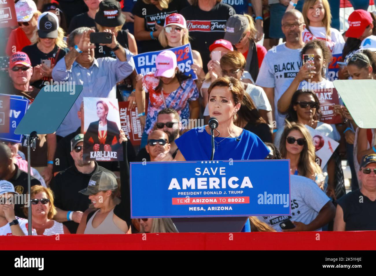 Enorme Rally a Mesa, Arizona, come molti repubblicani dell'Arizona aspettano tutta la mattina a lungo per catturare i loro candidati repubblicani che condividono la scena. Foto Stock