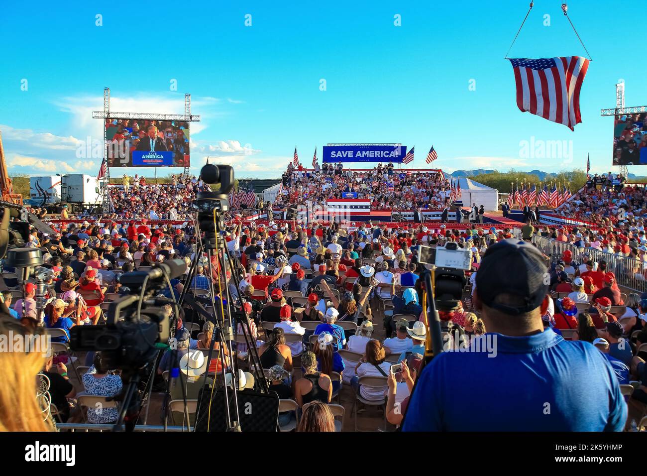 Enorme Rally a Mesa, Arizona, come molti repubblicani dell'Arizona aspettano tutta la mattina a lungo per catturare i loro candidati repubblicani che condividono la scena. Foto Stock